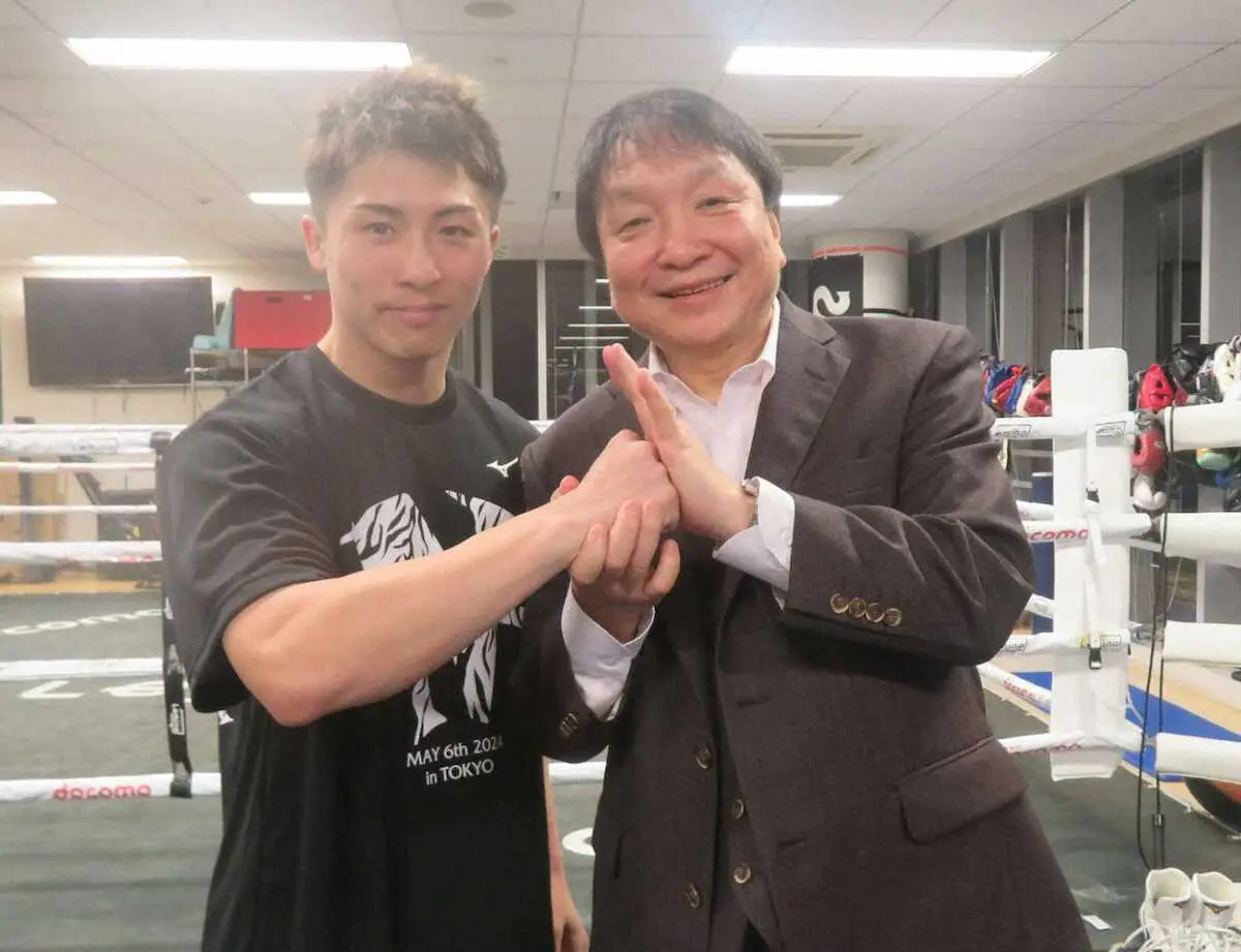 5月6日のネリ戦まで1カ月となり意気込む井上尚（左）。右は大橋会長（大橋ジム提供）