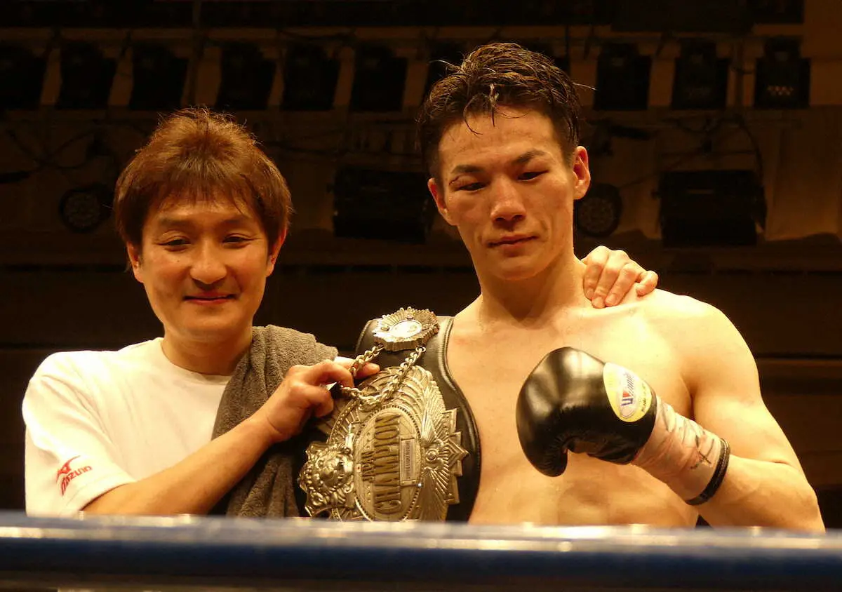 新王者となった李（右）と大和トレーナー
