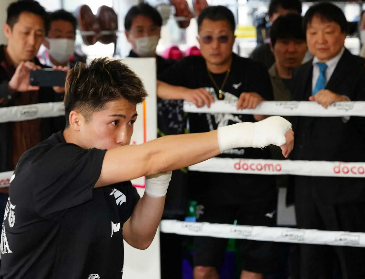 ＜井上尚弥公開練習＞シャドーボクシングする井上（撮影・島崎忠彦）