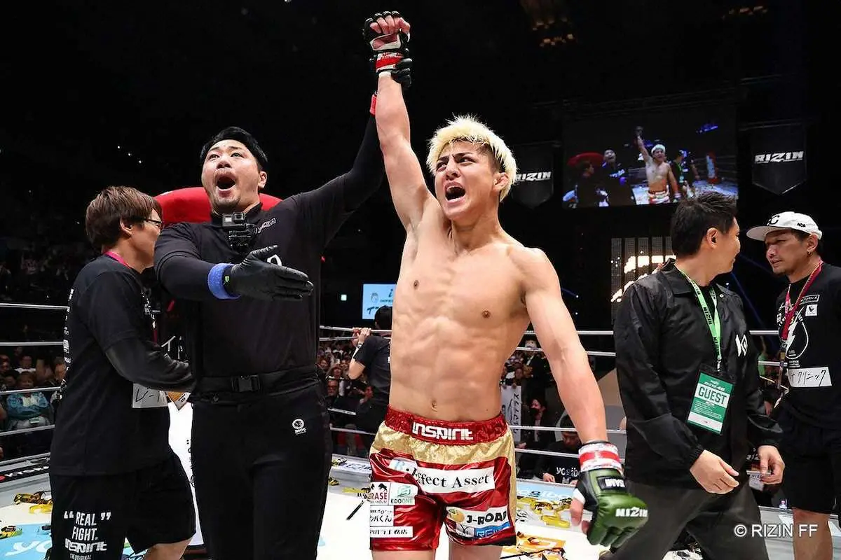 初防衛で雄たけびを上げる鈴木千裕（RIZIN　FF）