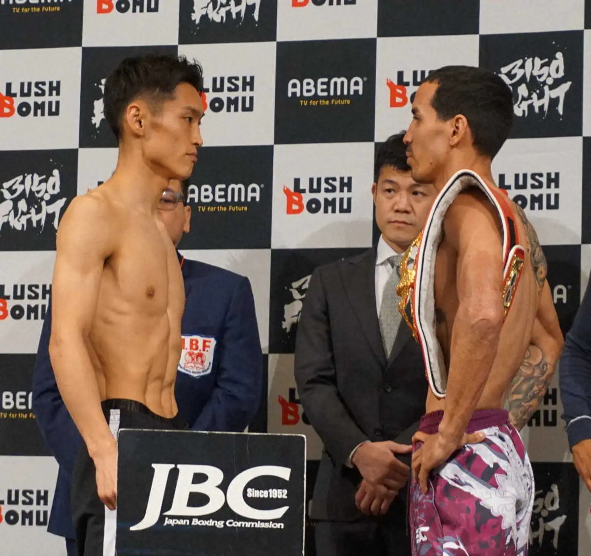 計量後に視線を合わせた挑戦者の西田凌佑（左）と王者ロドリゲス（右）