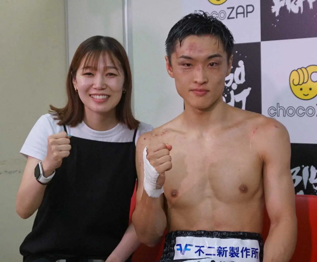 西田凌佑（右）と沙捺夫人（撮影は2023年8月）