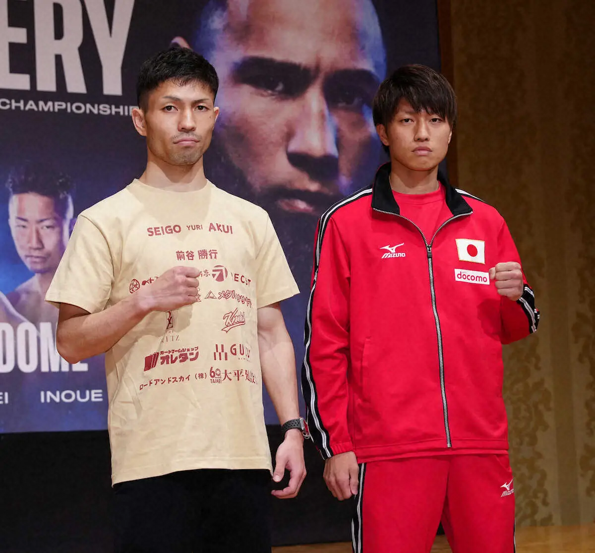 ＜井上尚弥・ネリ会見＞写真撮影に臨むユーリ阿久井（左）と桑原（撮影・島崎忠彦）