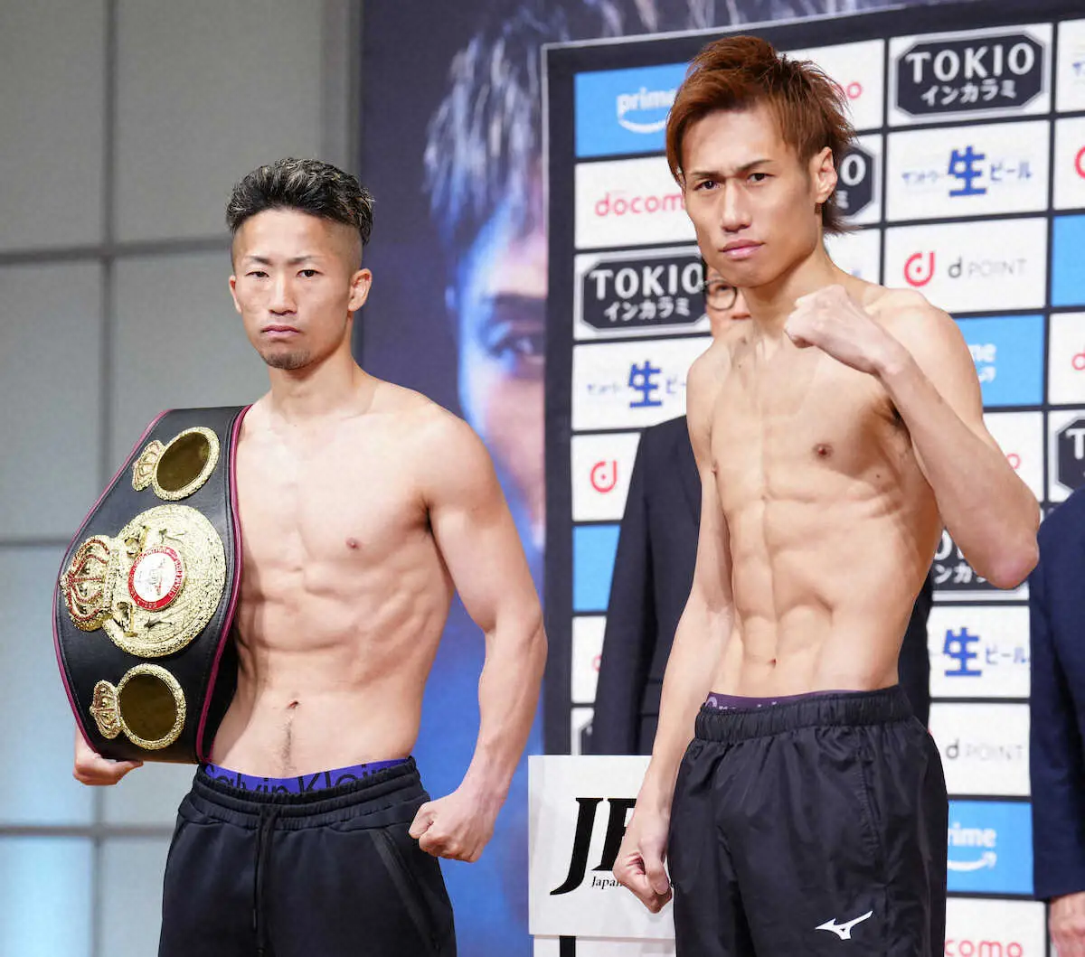 ＜井上尚弥・ネリ計量＞計量パスした井上拓（左）と石田（撮影・島崎忠彦）
