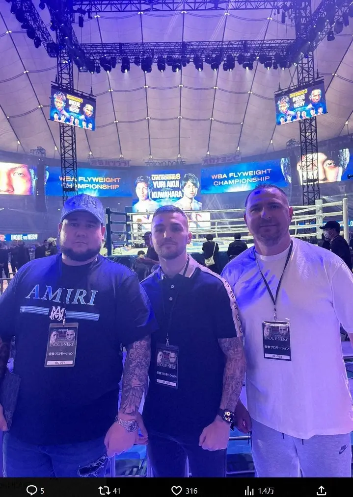 尚弥のライバルも来場！WBOとIBFスーパーバンタム級1位のサム・グッドマン（中央）。サム・グッドマンのXから（@samgoodman58）