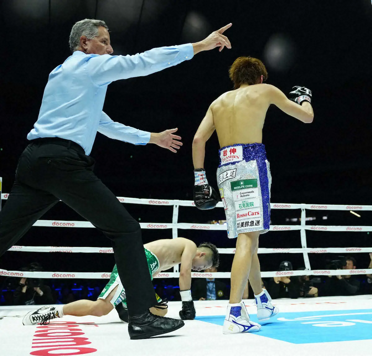 1回、ダウンを喫する井上拓真（左）（撮影・島崎忠彦）