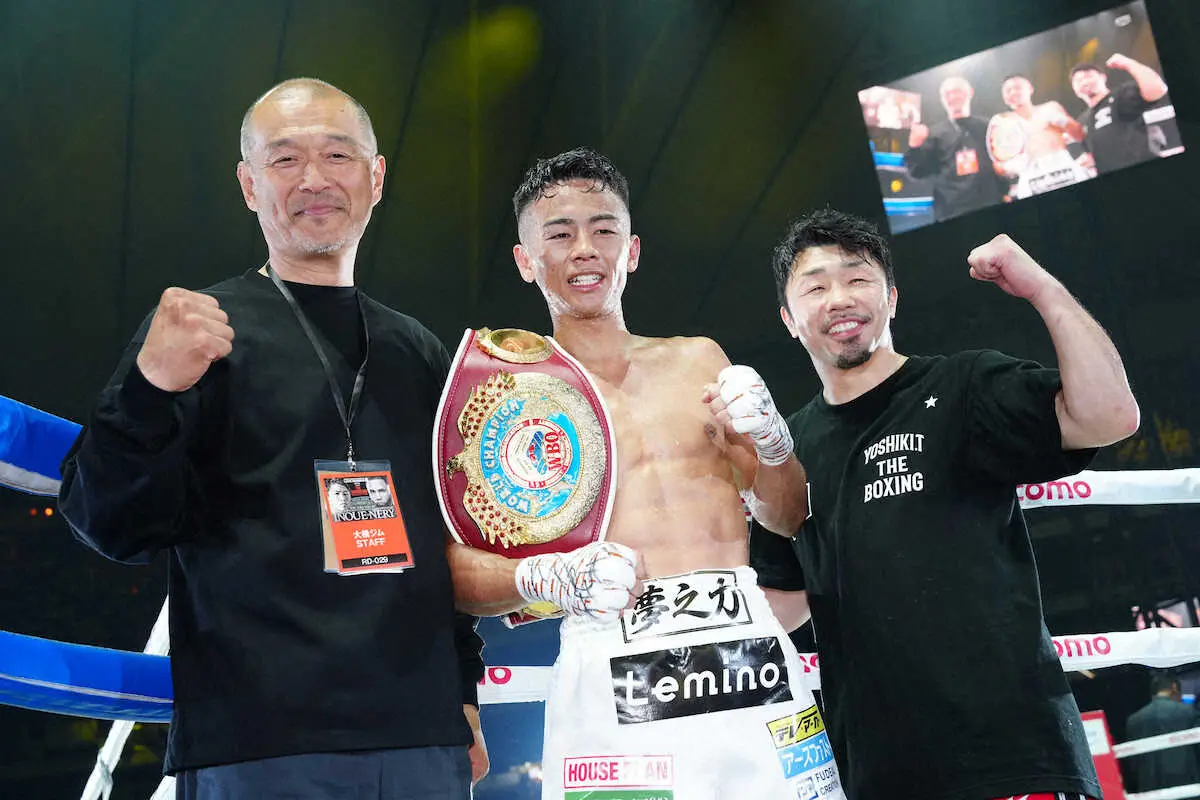 古川氏（左）、八重樫トレーナー（右）から祝福される武居（撮影・島崎忠彦）