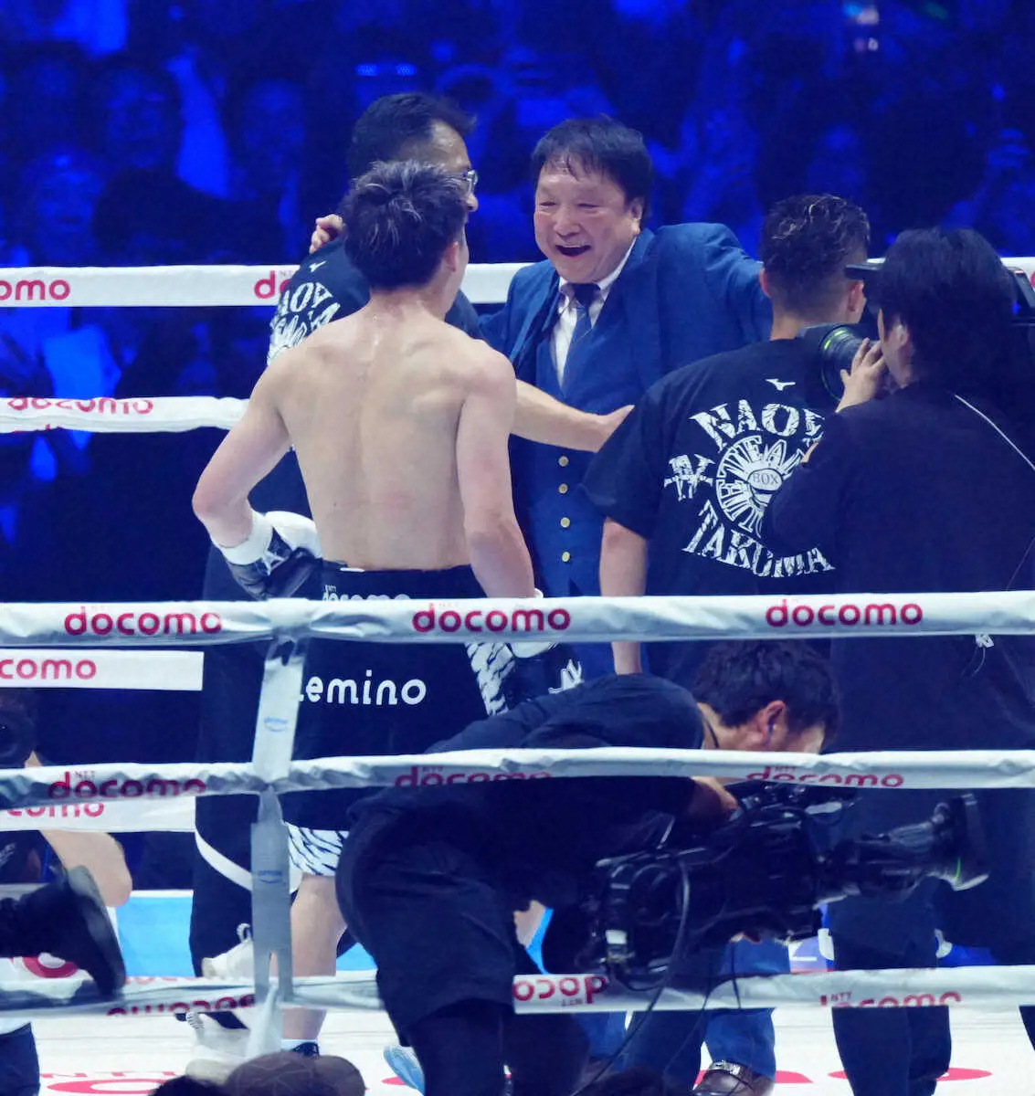 ＜4団体統一世界スーパーバンタム級TM　井上尚弥・ルイス・ネリ＞6R、KO勝利の井上尚弥に抱きつく大橋会長（撮影・長久保　豊）
