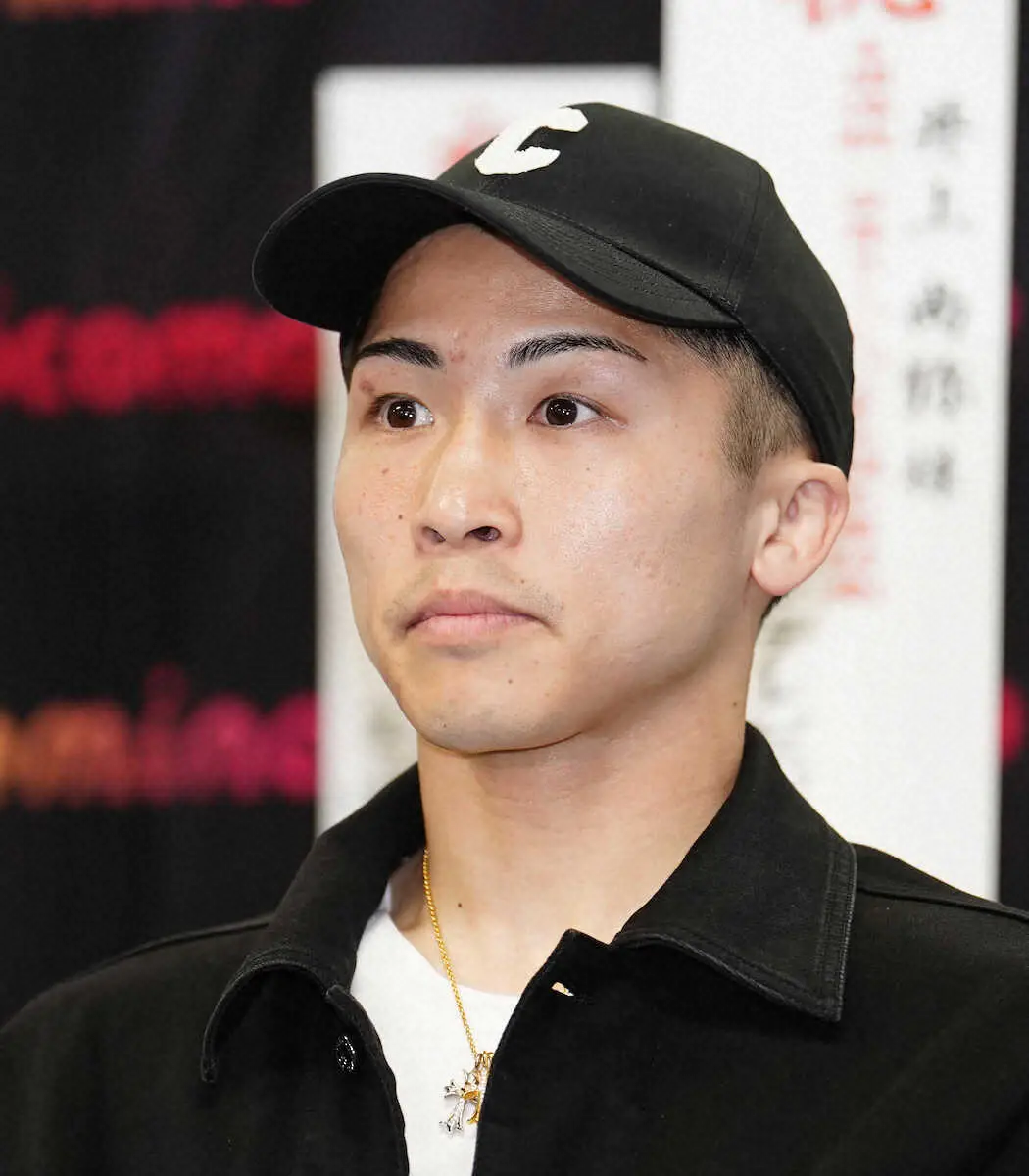 防衛戦から一夜明け、記者会見に臨む井上尚（撮影・島崎忠彦）