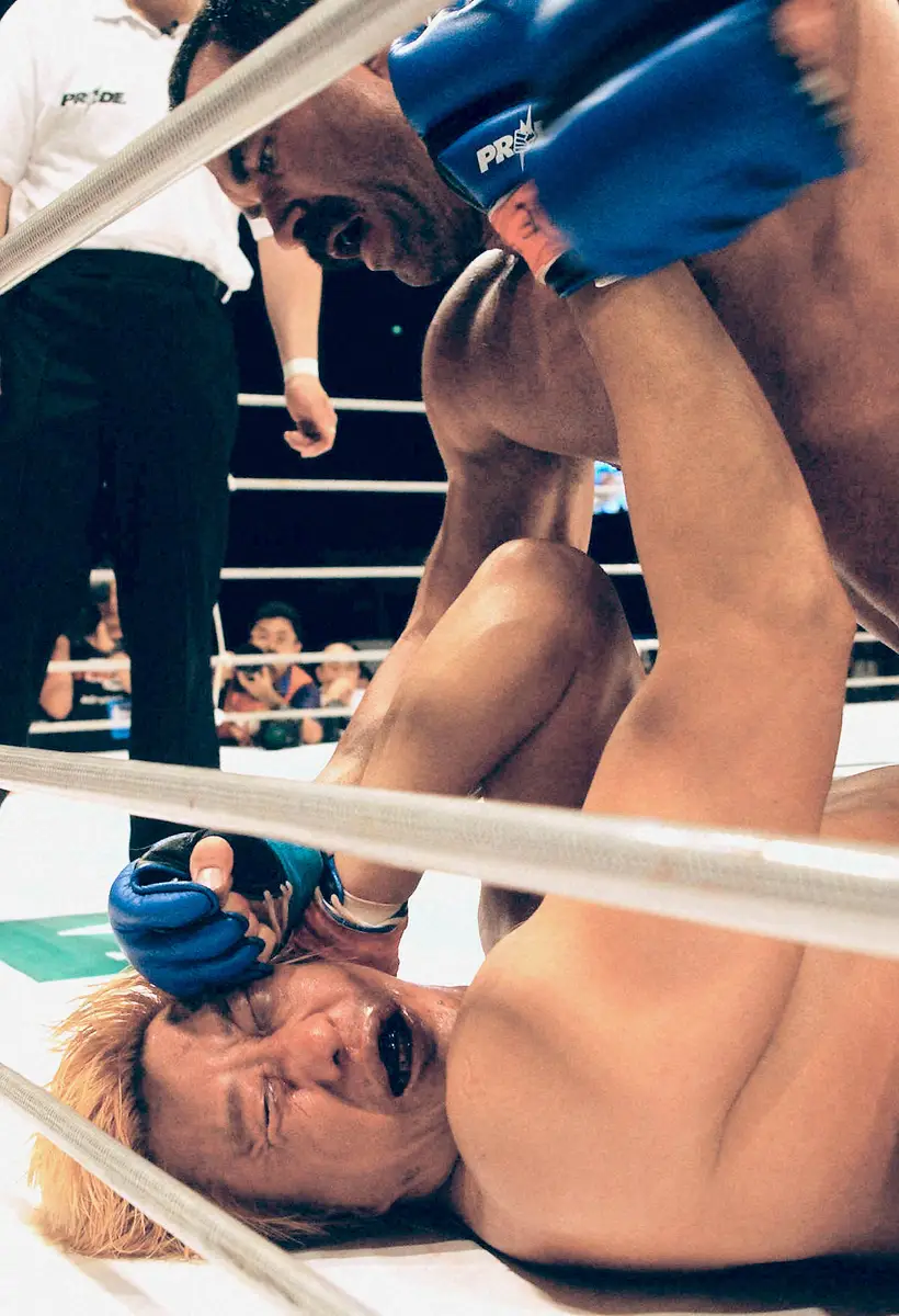 強烈なパウンド叩き込むフライ（上）。02年6月23日「PRIDE.21」で行われたドン・フライVS高山善廣