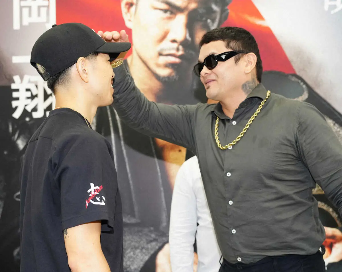 ＜井岡・マルティネス調印式＞井岡（左）と背を比べるマイダナ氏（撮影・島崎忠彦）