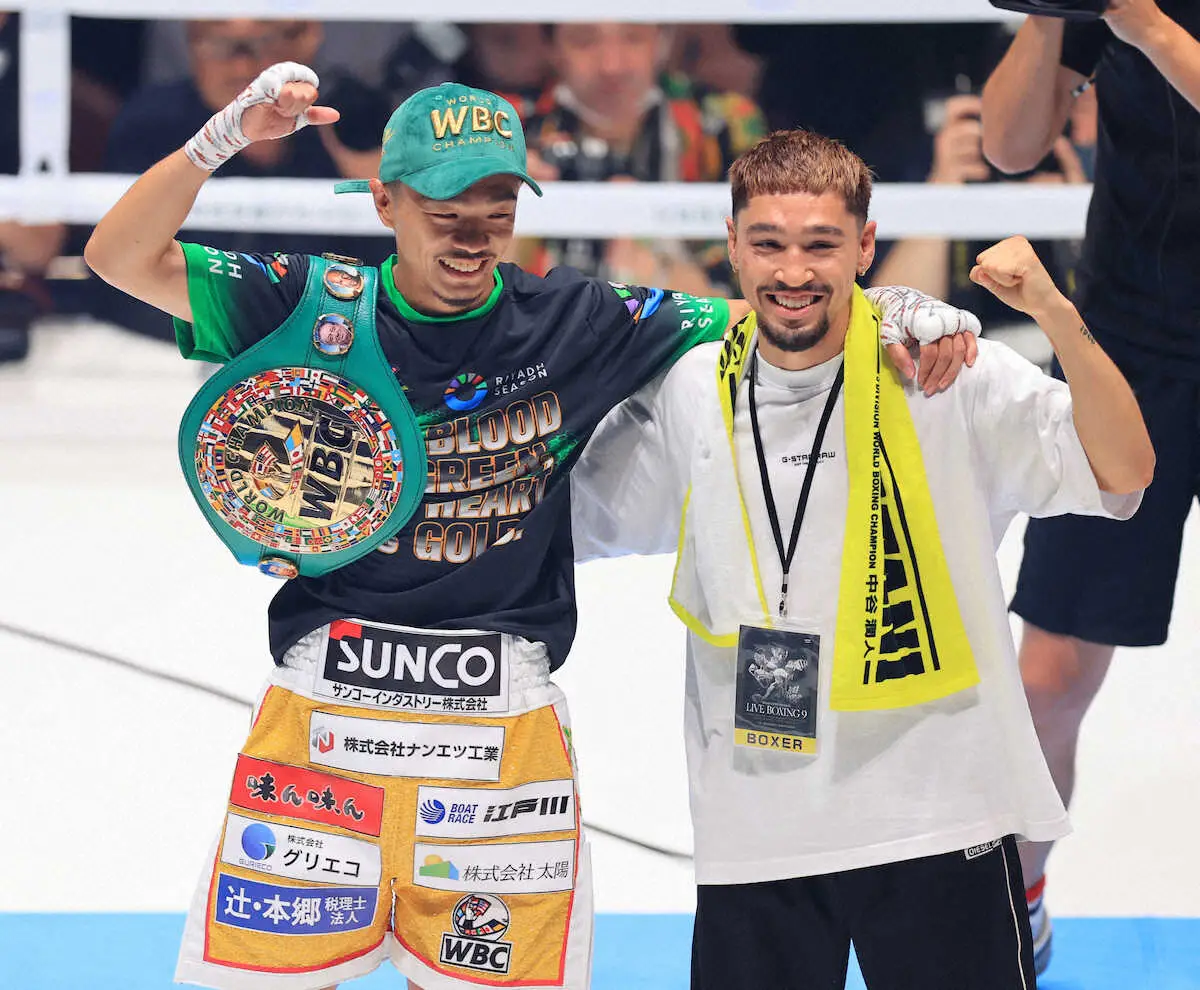 1RKO勝利の中谷（左）はオラスクアガと肩を組んで喜ぶ（撮影・篠原岳夫）