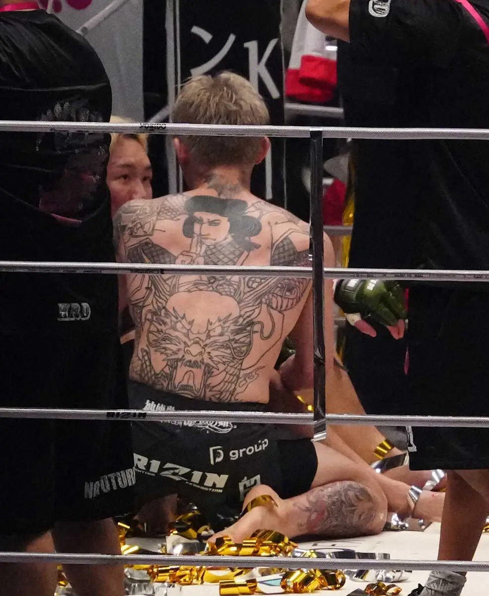 ＜超RIZIN3＞勝利した平本は試合後のリング上で朝倉に声をかける（撮影・島崎忠彦）