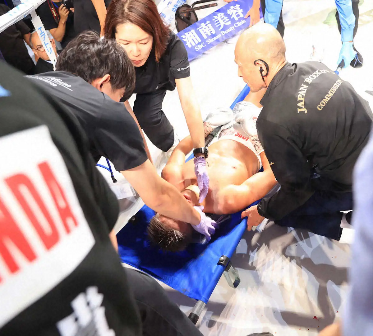 ＜IBFミニマム級タイトルマッチ12回戦　重岡銀次朗・ペドロ・タドゥラン＞担架で運び出される重岡（撮影・岸　良祐）