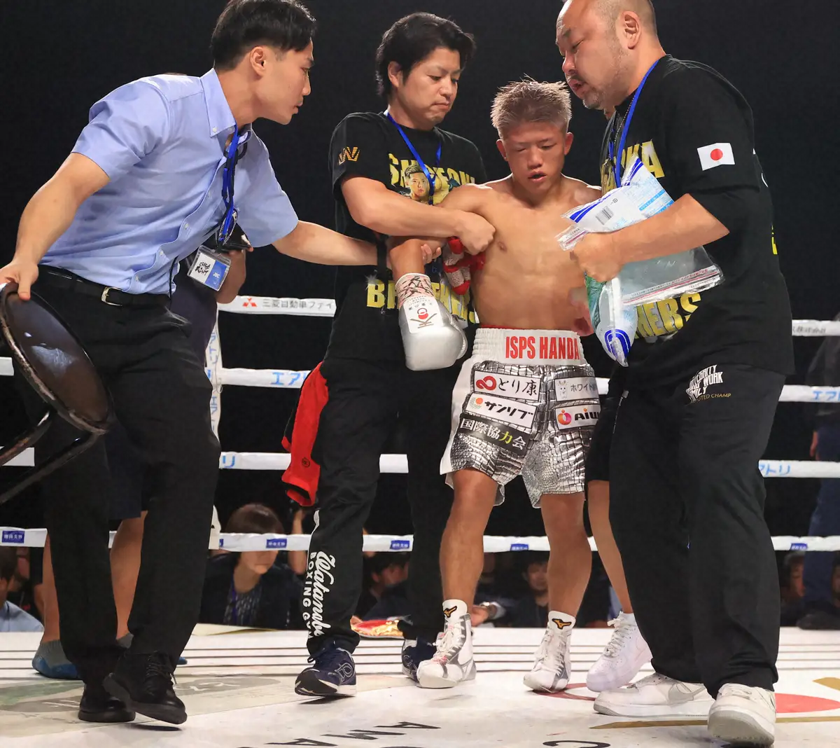 ＜IBFミニマム級タイトルマッチ12回戦　重岡銀次朗・ペドロ・タドゥラン＞９R、TKO負けした重岡（右から2人目）