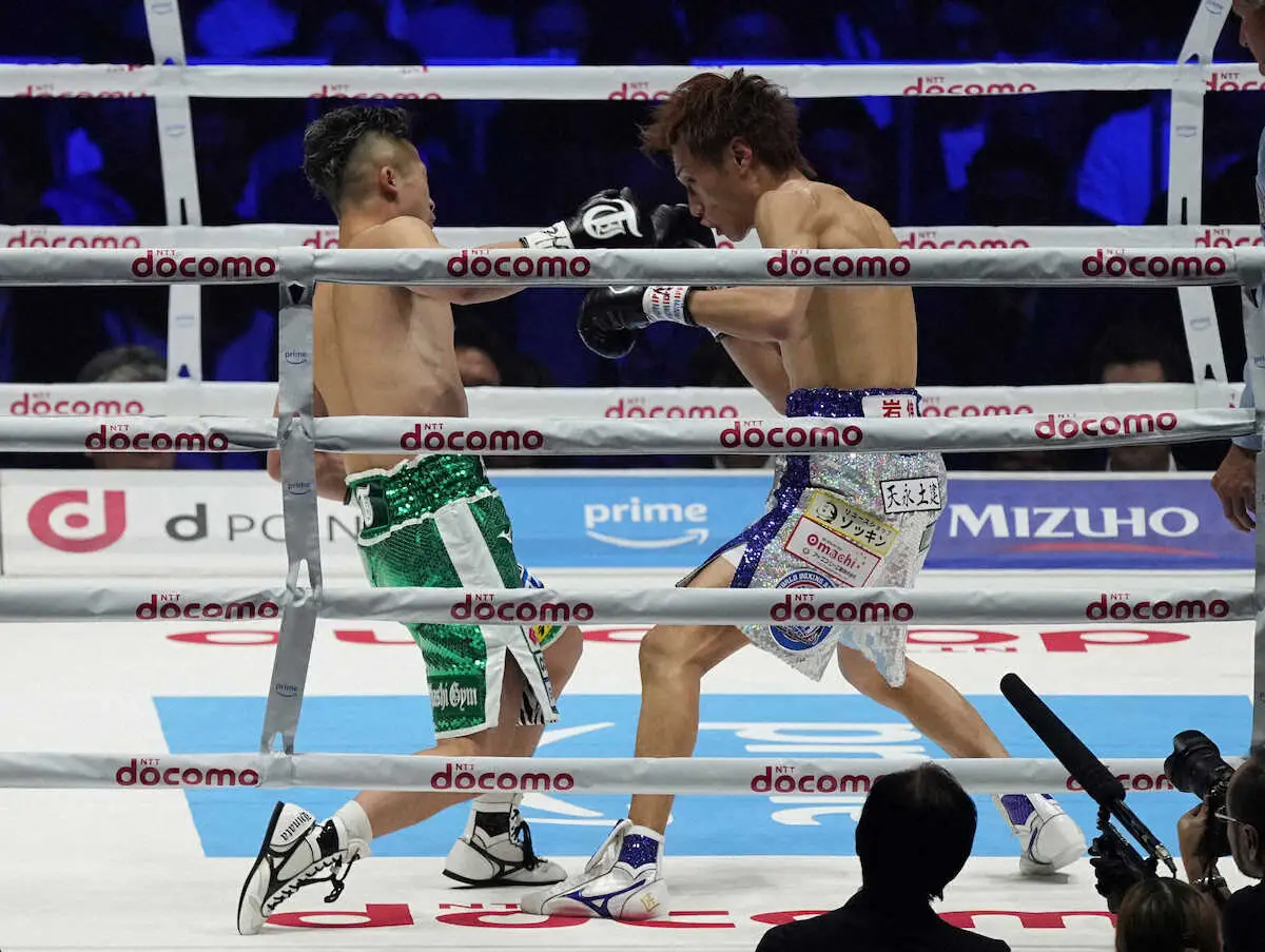 ＜WBA世界バンタム級タイトルマッチ　井上拓真・石田匠＞1回、井上（左）からダウンを奪う石田（撮影・沢田　明徳）