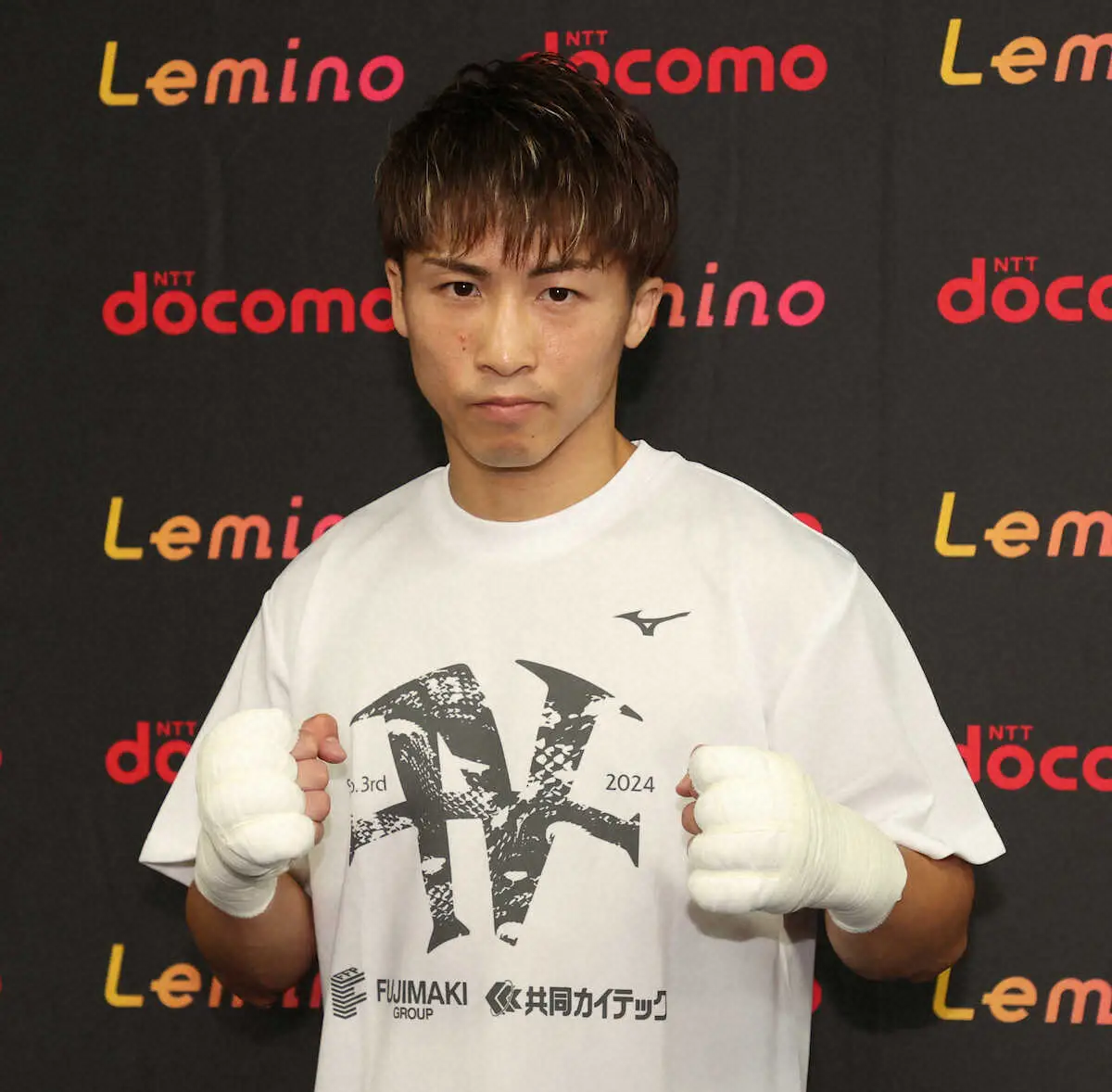 ＜井上尚弥　公開練習＞ポーズをとる井上（撮影・西海健太郎）