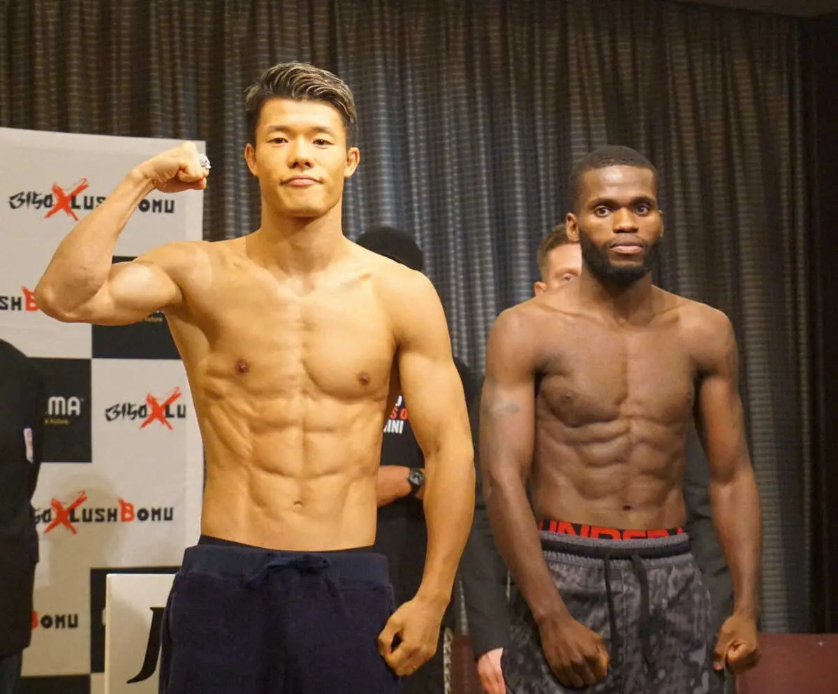 前日計量をパスした亀田和毅（左）とレラト・ドラミニ