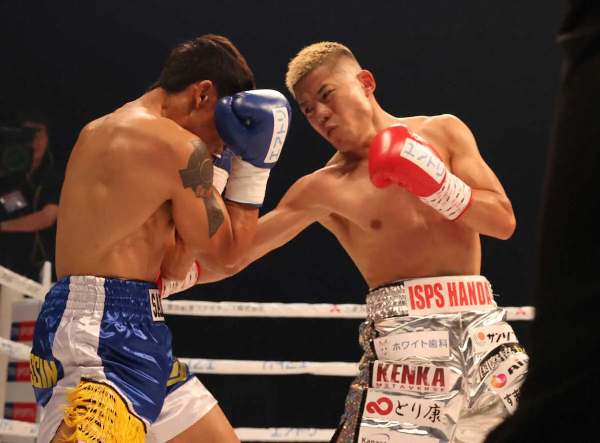 重岡優大（右）はサミュエル・サルバに右ボディーを当てる（撮影・亀井　直樹）