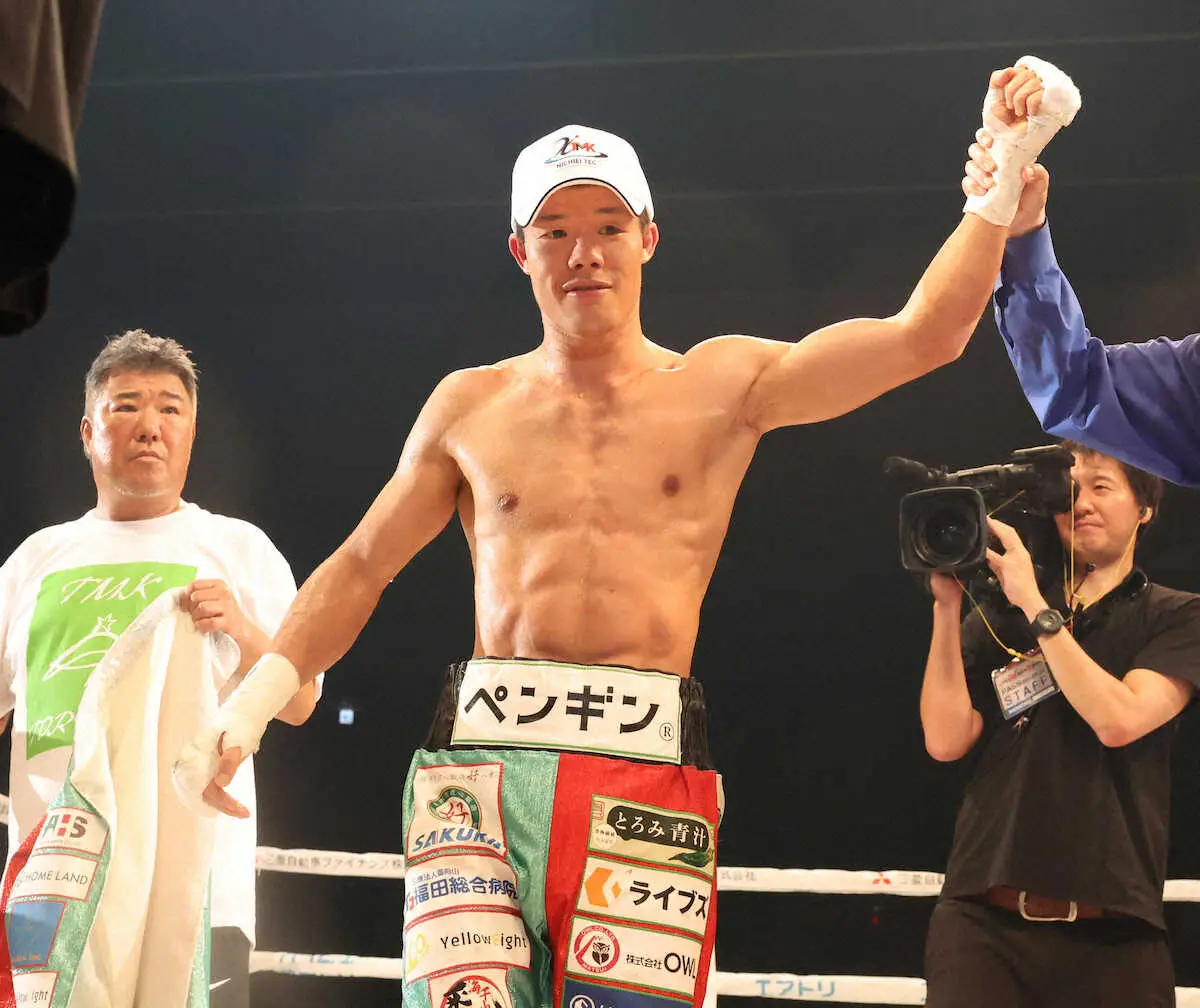 レラト・ドラミニを判定で下した亀田和毅（中央）と父の史郎トレーナー（左）（撮影・亀井　直樹）