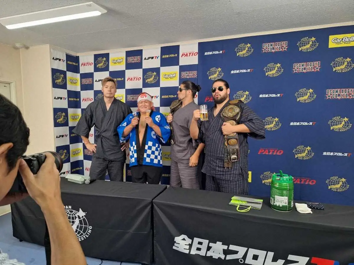 9月1日の全日本福岡大会で世界タッグ選手権を懸けて戦う左から挑戦者組の綾部、本田、王者組の斉藤ジュン、レイの斉藤ブラザーズ