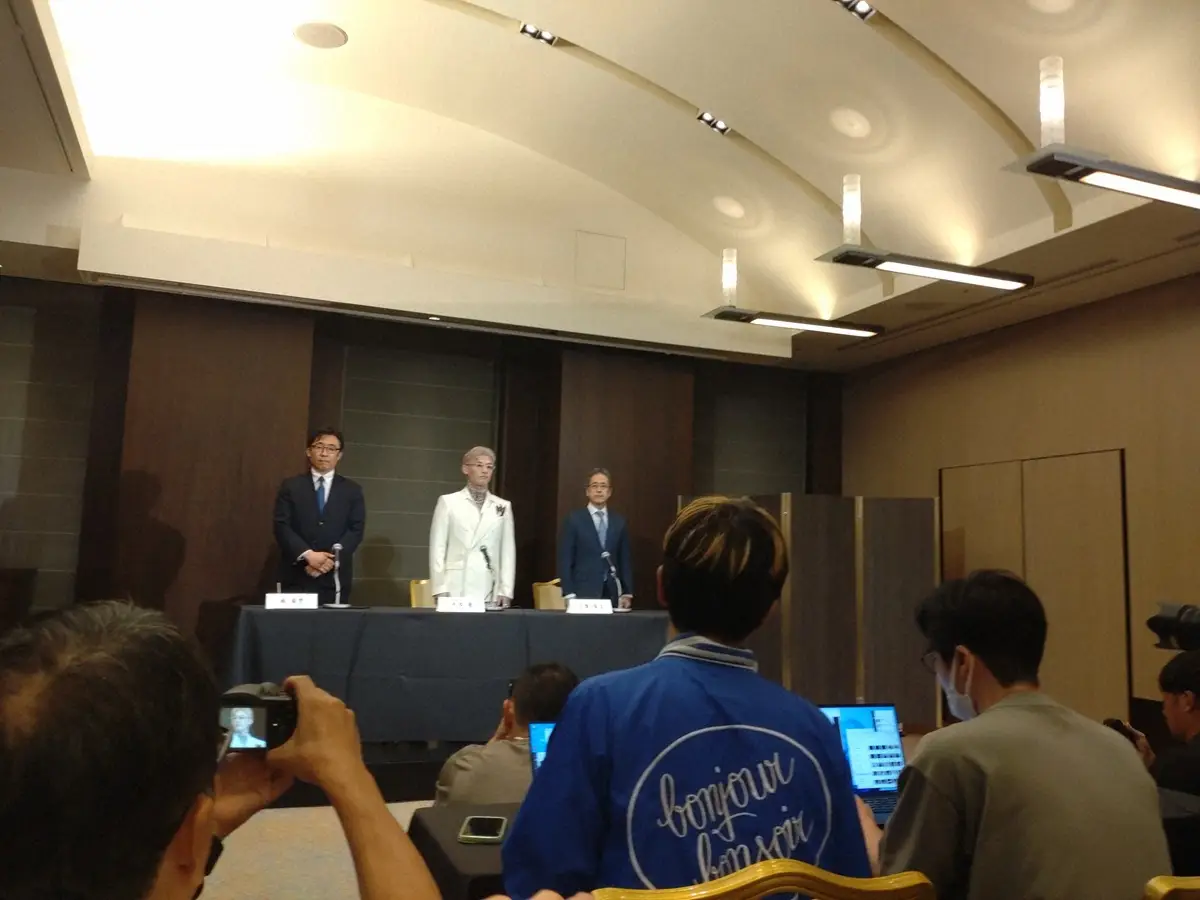 ストライプの入った白い上下のスーツに身を包み、弁護士2人を伴って会見場に登場した平本蓮