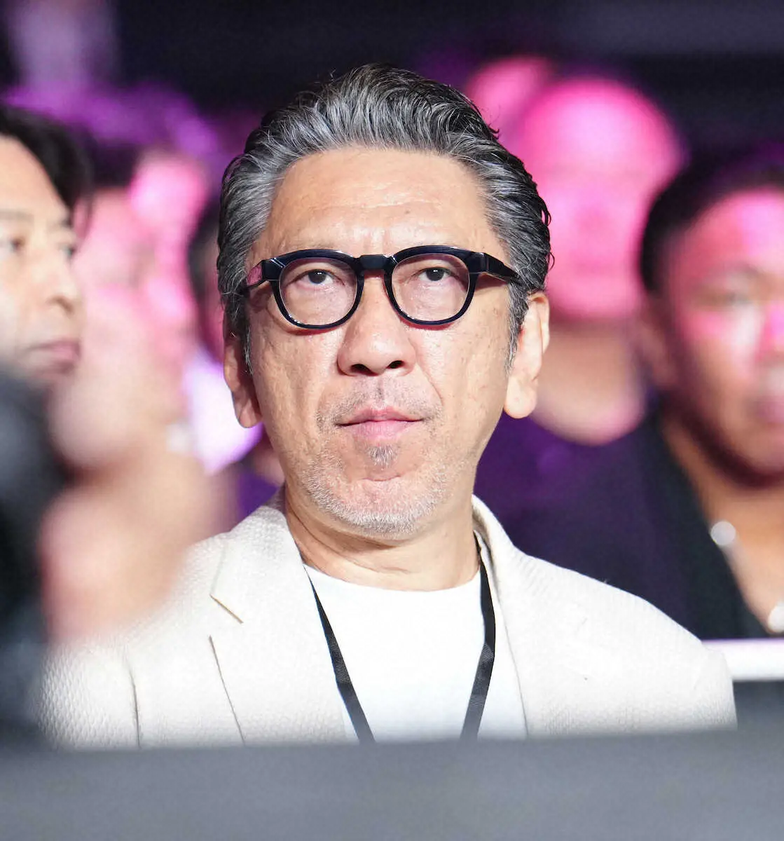 ＜ダブル世界戦＞リングサイドの布袋寅泰（撮影・島崎忠彦）