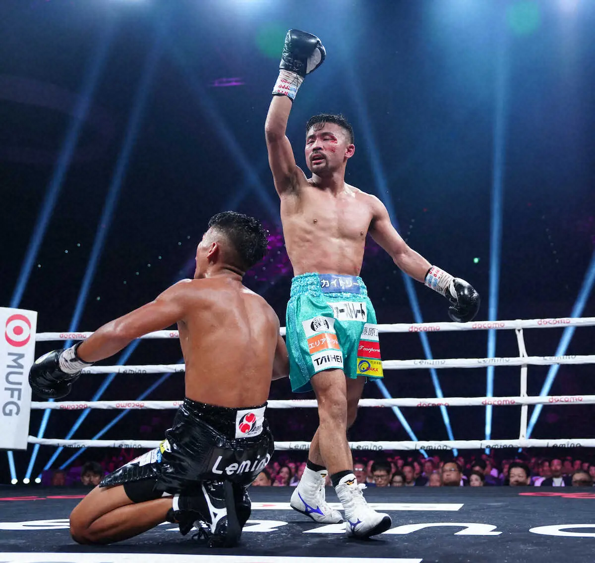 ＜ダブル世界戦　武居・比嘉＞11回、武居（左）からダウンを奪う比嘉（撮影・島崎　忠彦）