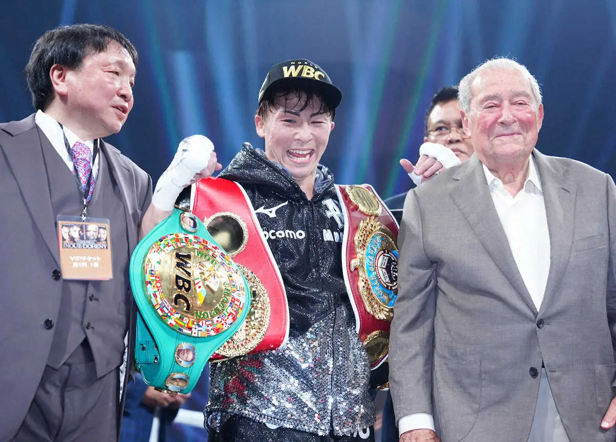 ＜ダブル世界戦＞大橋会長（左）とボブ・アラム氏（右）に祝福される井上（撮影・島崎忠彦）