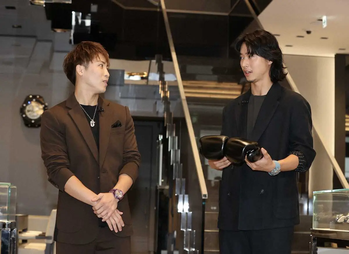 井上尚弥（左）からボクシンググローブをプレゼントされ会話する山崎賢人（撮影・大城　有生希）iPhoneから送信