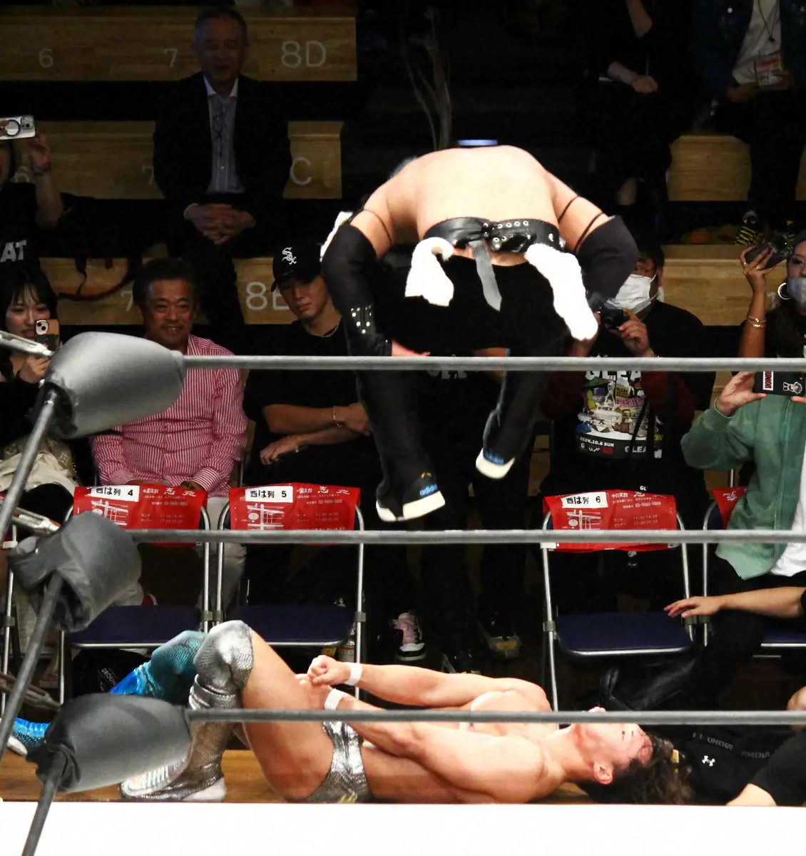 ファン衝撃！ビギンゴの場外への630°スプラッシュ（撮影・酒井卓也）