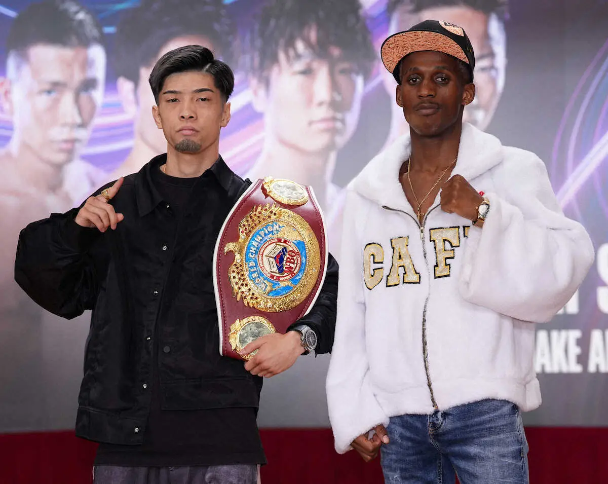 ＜7大世界戦会見＞カフ（右）と並ぶ田中（撮影・島崎忠彦）