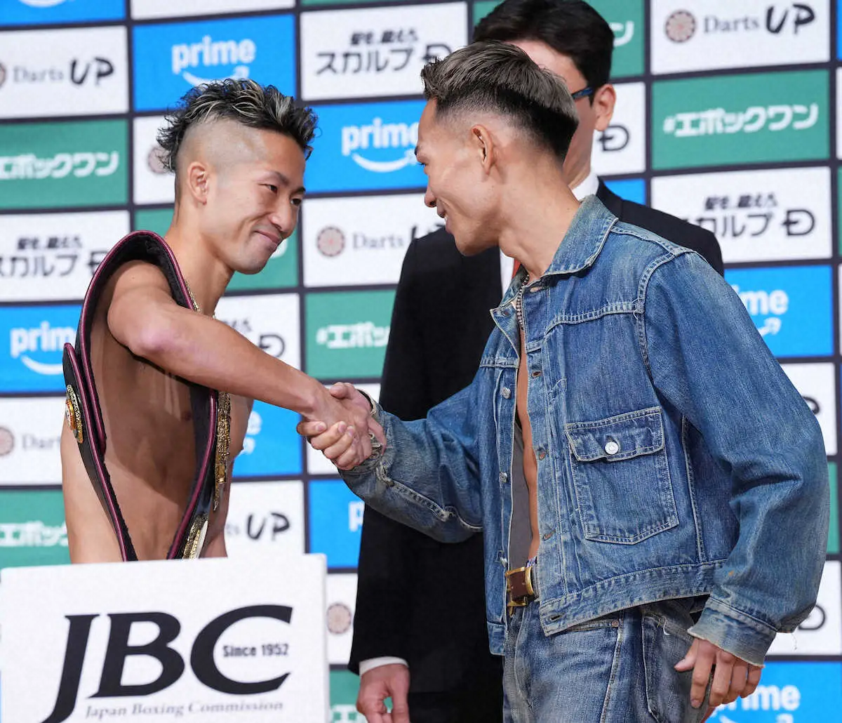 ＜8大タイトル戦計量＞計量パスし堤（右）と握手を交わす井上拓（撮影・島崎忠彦）