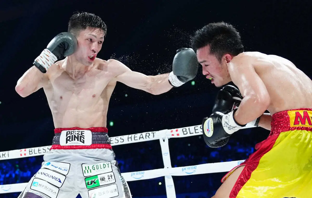 ＜8大タイトル戦＞9回、タナンチャイ（右）に左フックを見舞う阿久井（撮影・島崎忠彦）