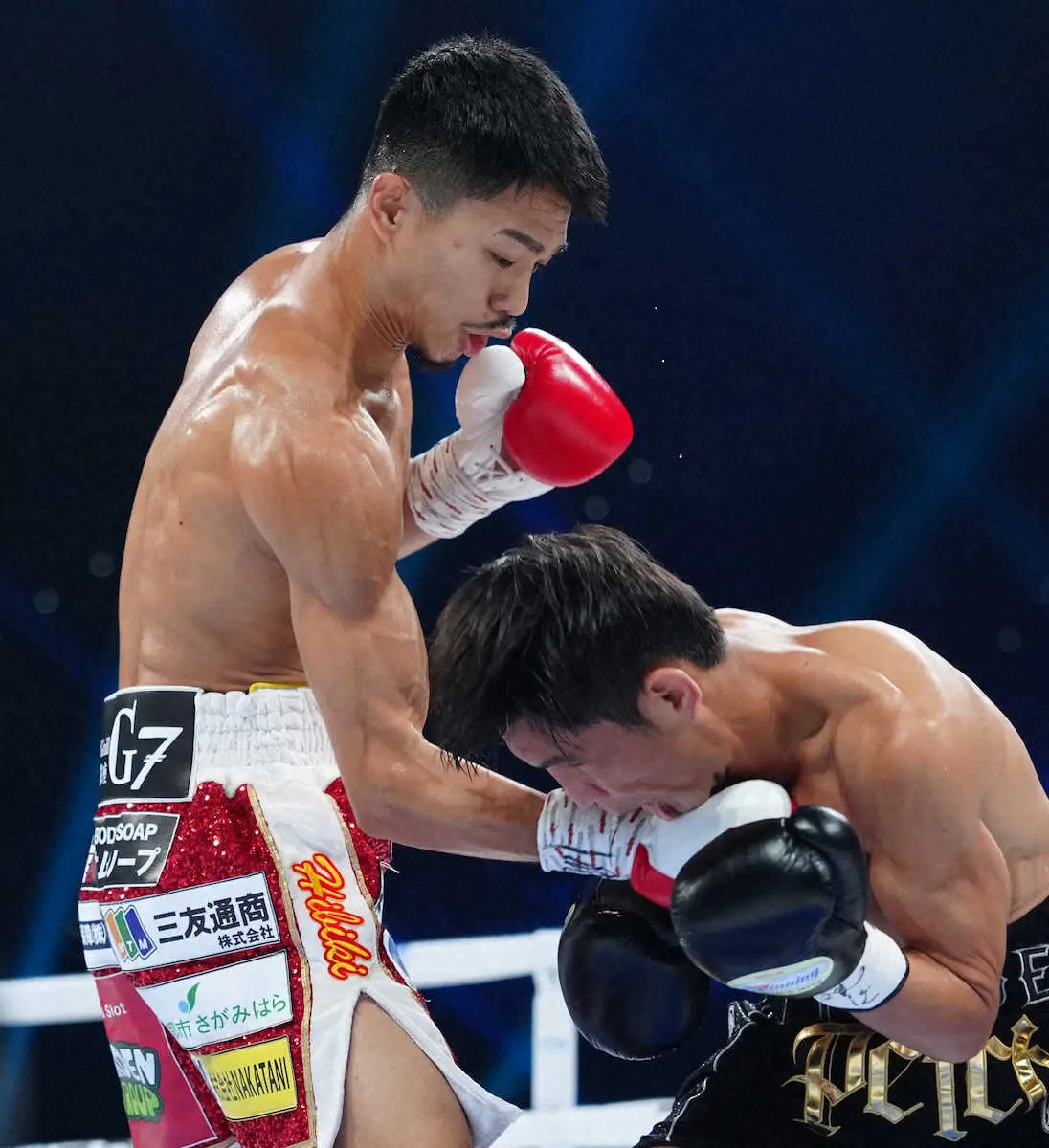 ＜世界8大タイトル戦　中谷・ペッチ＞1回、ペッチ（右）を攻める中谷（撮影・島崎　忠彦）