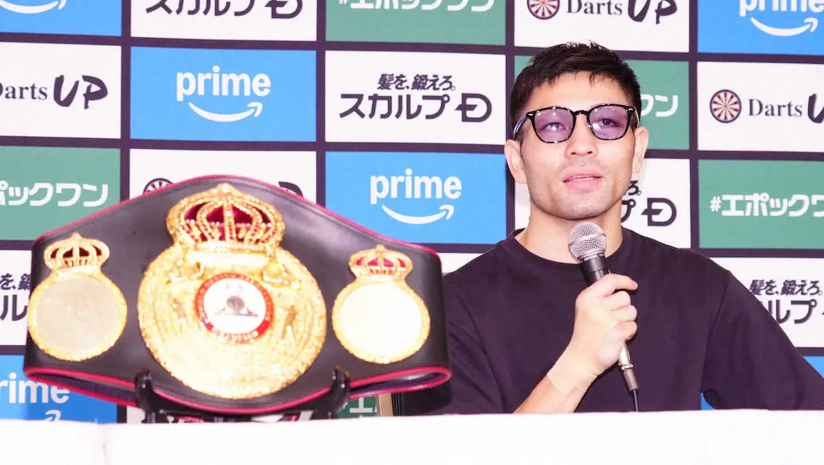 会見に臨んだユーリ阿久井政悟（撮影・郡司　修）