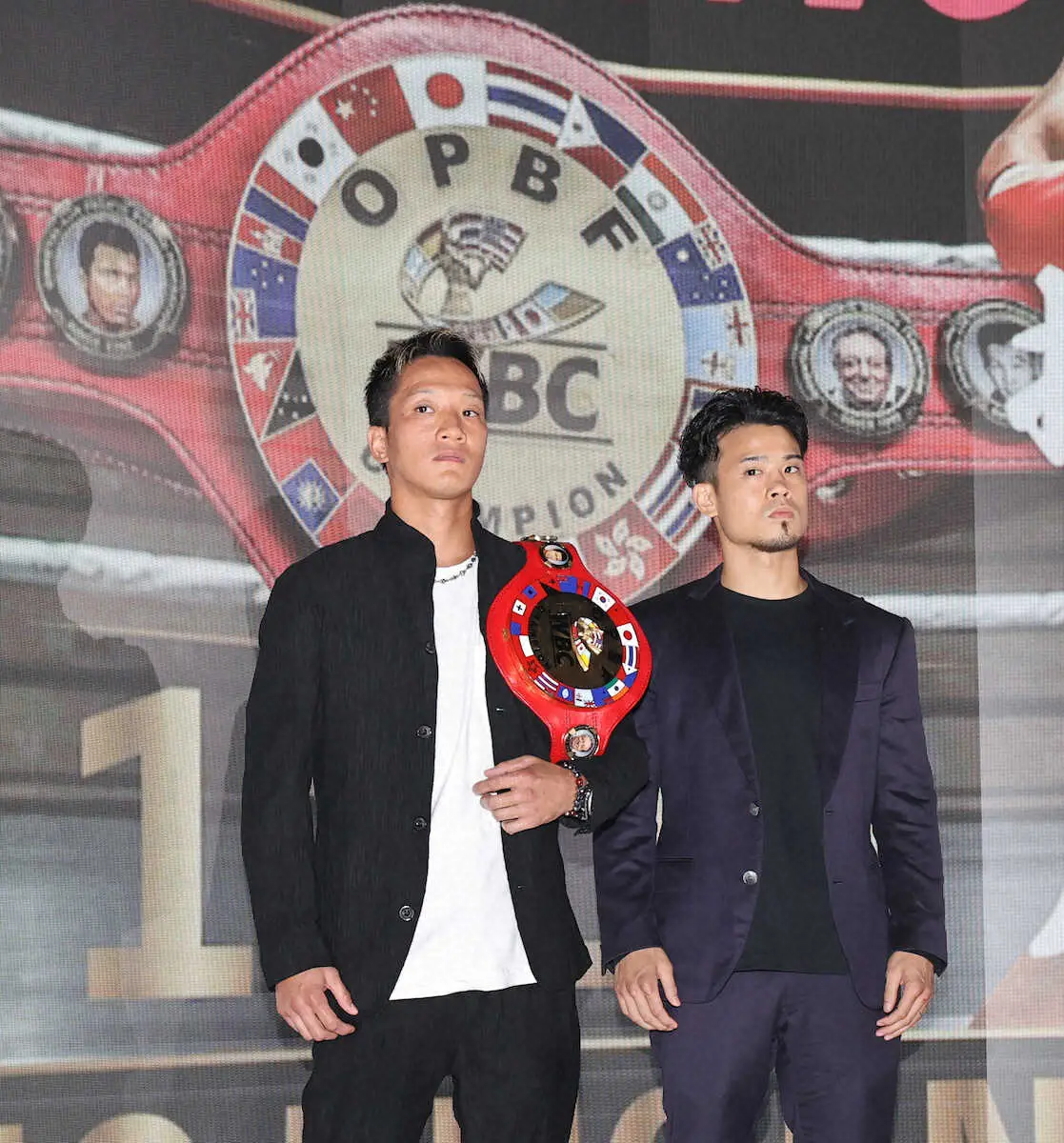 ＜辰吉寿以輝　東洋太平洋スーパーバンタム級タイトルマッチ挑戦会見＞フォトセッションに臨む中嶋（左）、辰吉（撮影・大城　有生希）