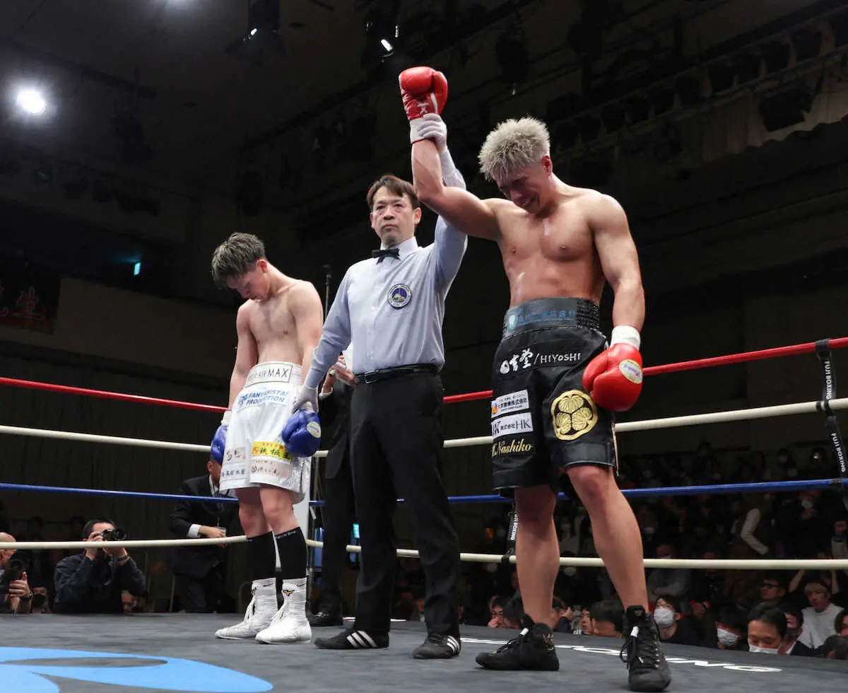 ＜ミドル級4回戦　伊吹遼平・古森綾音＞古森（左）に判定で勝利を収めた伊吹（撮影・松永　柊斗）