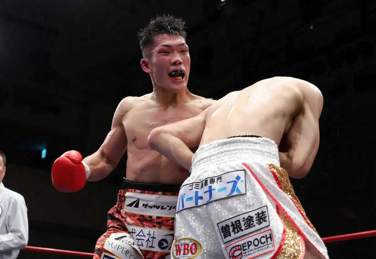 東洋太平洋＆WBO－APスーパーライト級タイトルマッチ　永田大士・星大翔＞第5R、星（右）を攻める永田（撮影・松永　柊斗）