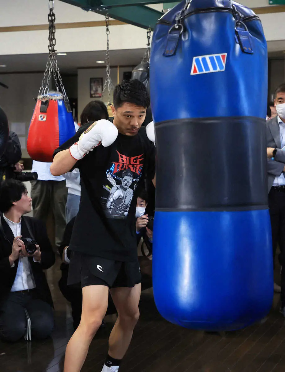 高い位置からサンドバッグを狙う中谷（撮影・西川祐介）