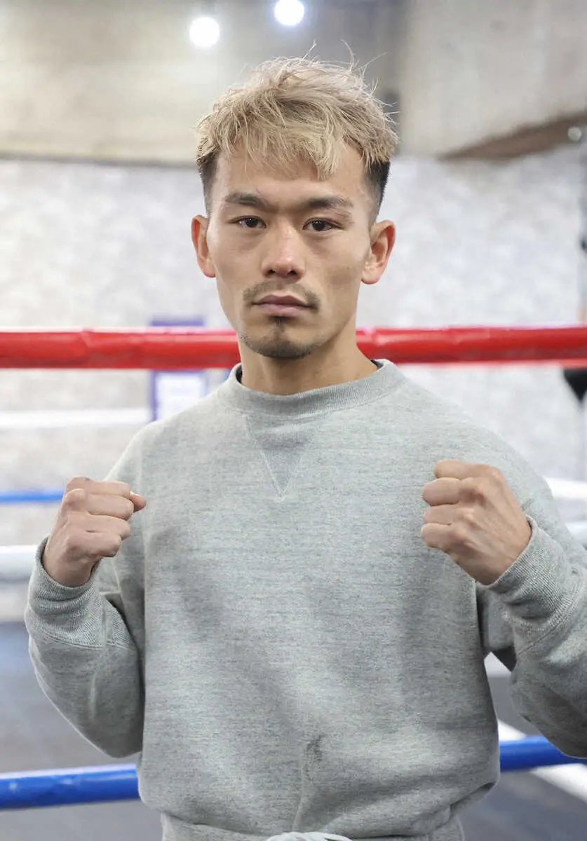 ＜堤聖也・練習公開＞ファイティングポーズをとる堤　（撮影・村上　大輔）