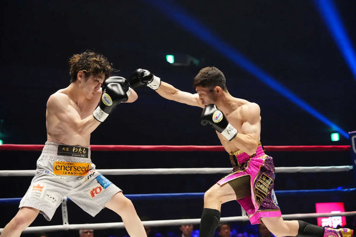 ＜WBC＆WBA世界フライ級王座統一戦　寺地拳四朗・ユーリ阿久井政悟＞1回、試合に臨む寺地拳四朗とユーリ阿久井政悟（右）（撮影・島崎忠彦）