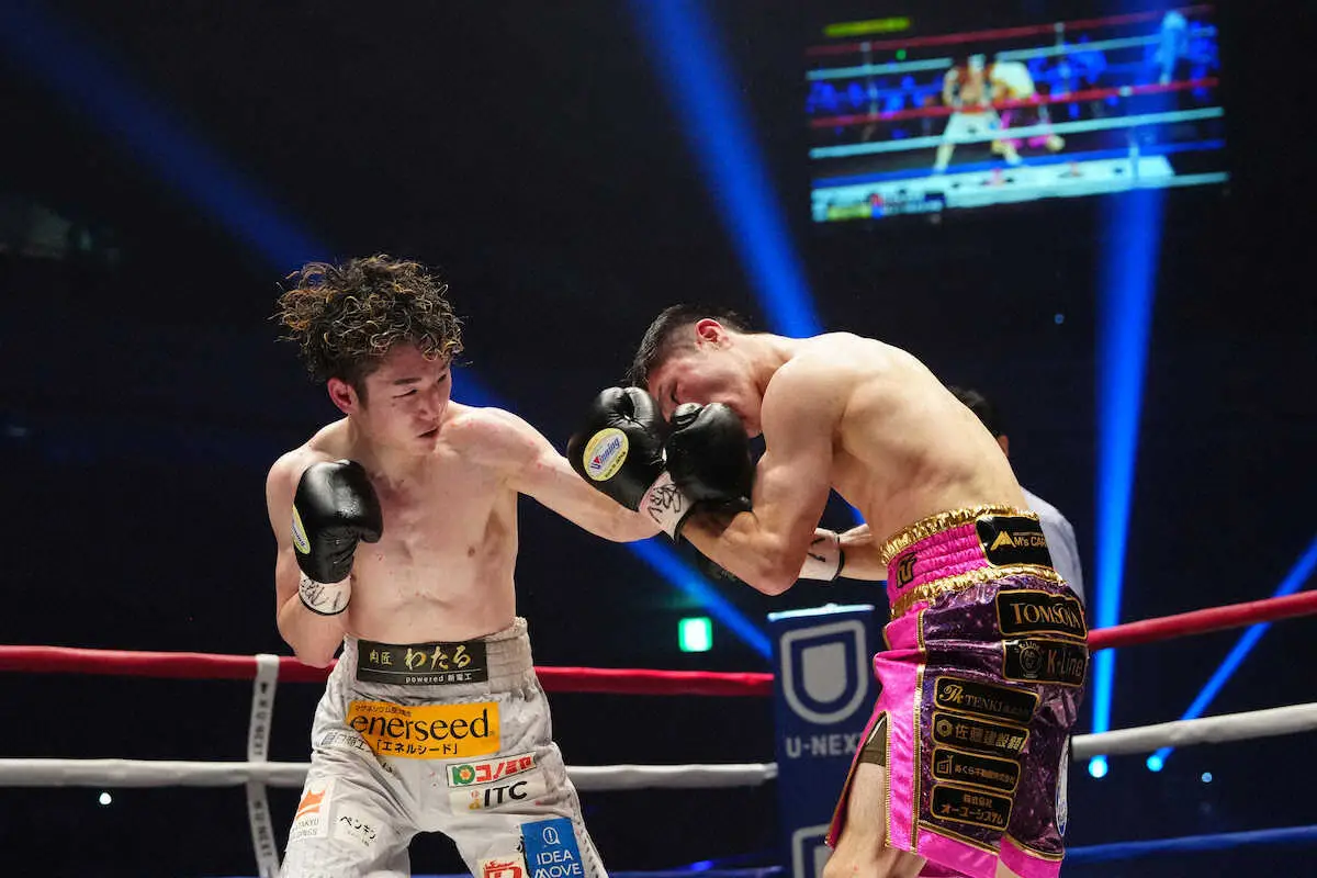 ＜WBC＆WBA世界フライ級王座統一戦　寺地拳四朗・ユーリ阿久井政悟＞12回、ラッシュをかける寺地拳四朗（左）とユーリ阿久井政悟（撮影・島崎忠彦）