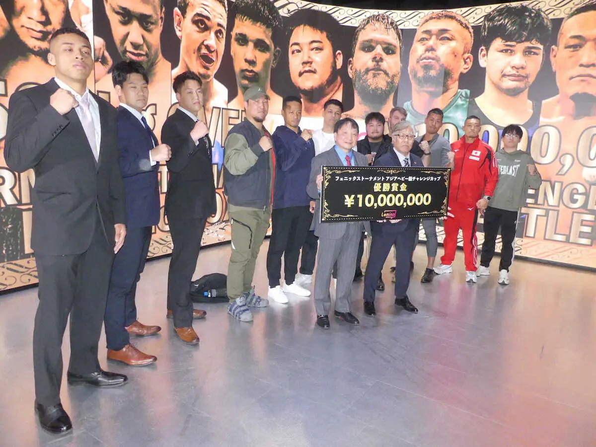 会見を行った大橋会長（手前左）と瀬端会長（同右）と出場選手ら