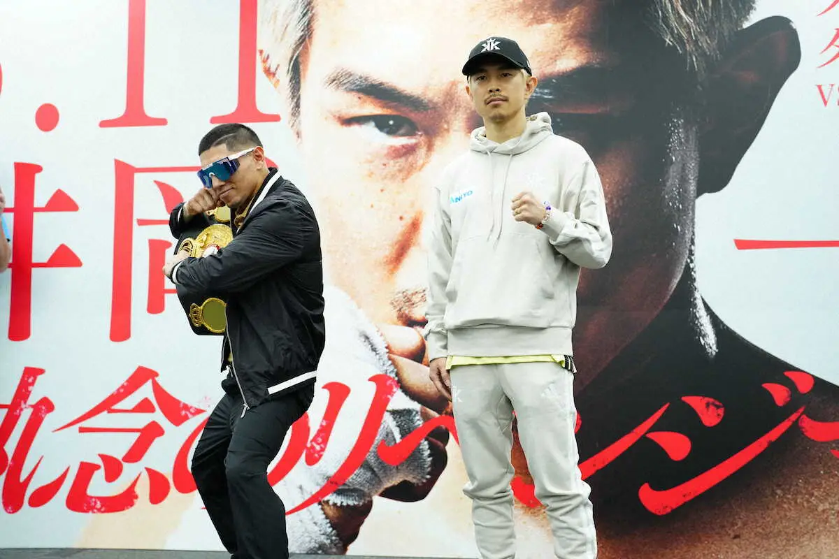 ポーズを取る井岡（右）とマルティネス（撮影・小海途　良幹）
