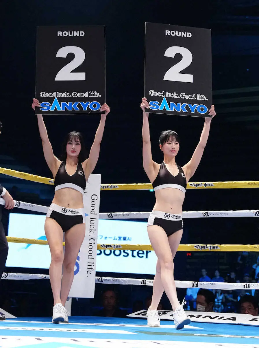 ＜WBA世界Sフライ級TM井岡・マルティネス＞ラウンドガールの叶園ちさ（左）とさかいゆりあ（撮影・島崎忠彦）