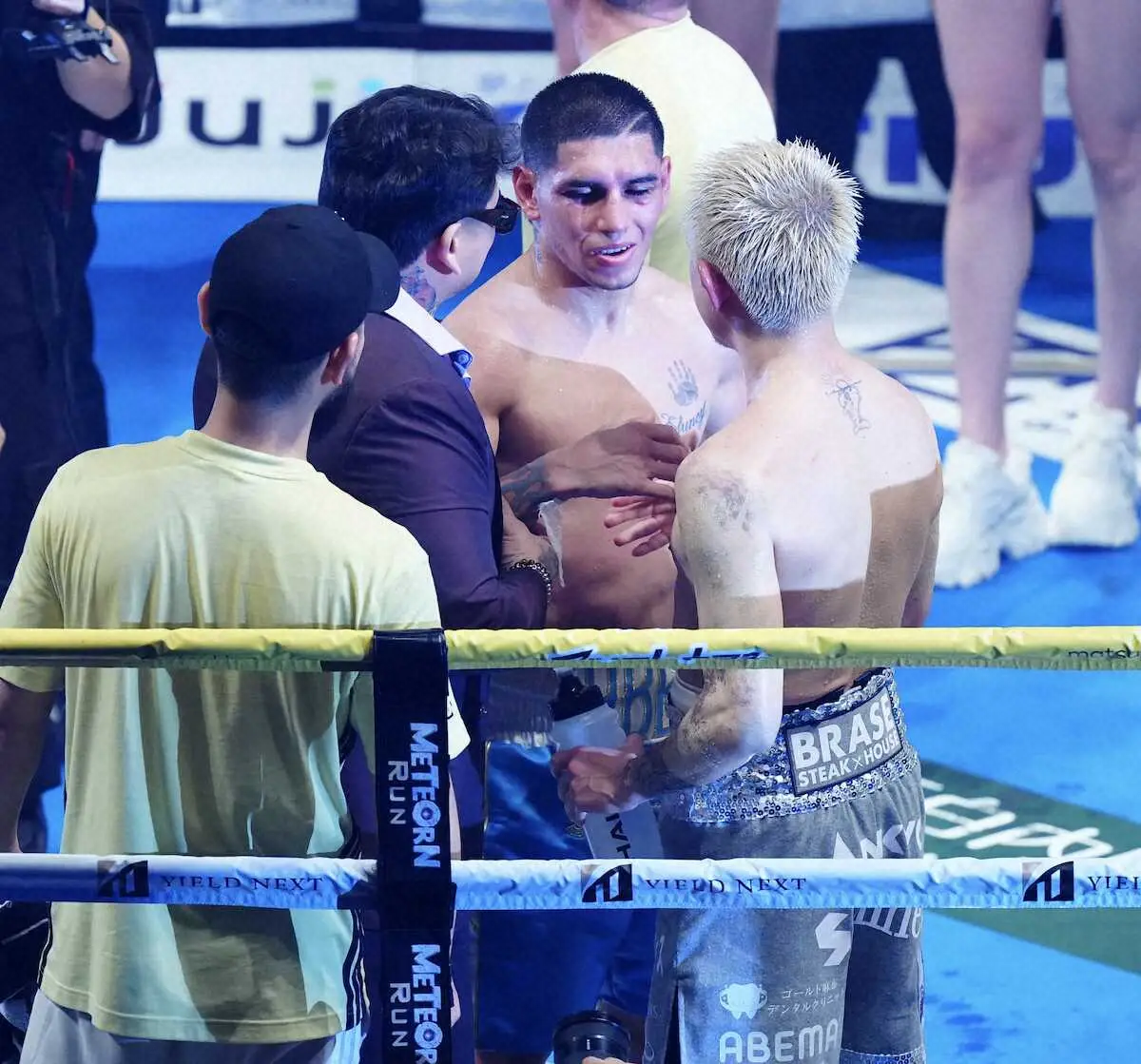 ＜WBA世界スーパーフライ級タイトルマッチ　　フェルナンド・マルティネスvs　井岡一翔＞防衛に成功したマルティネスは井岡に歩み寄る（撮影・長久保　豊）