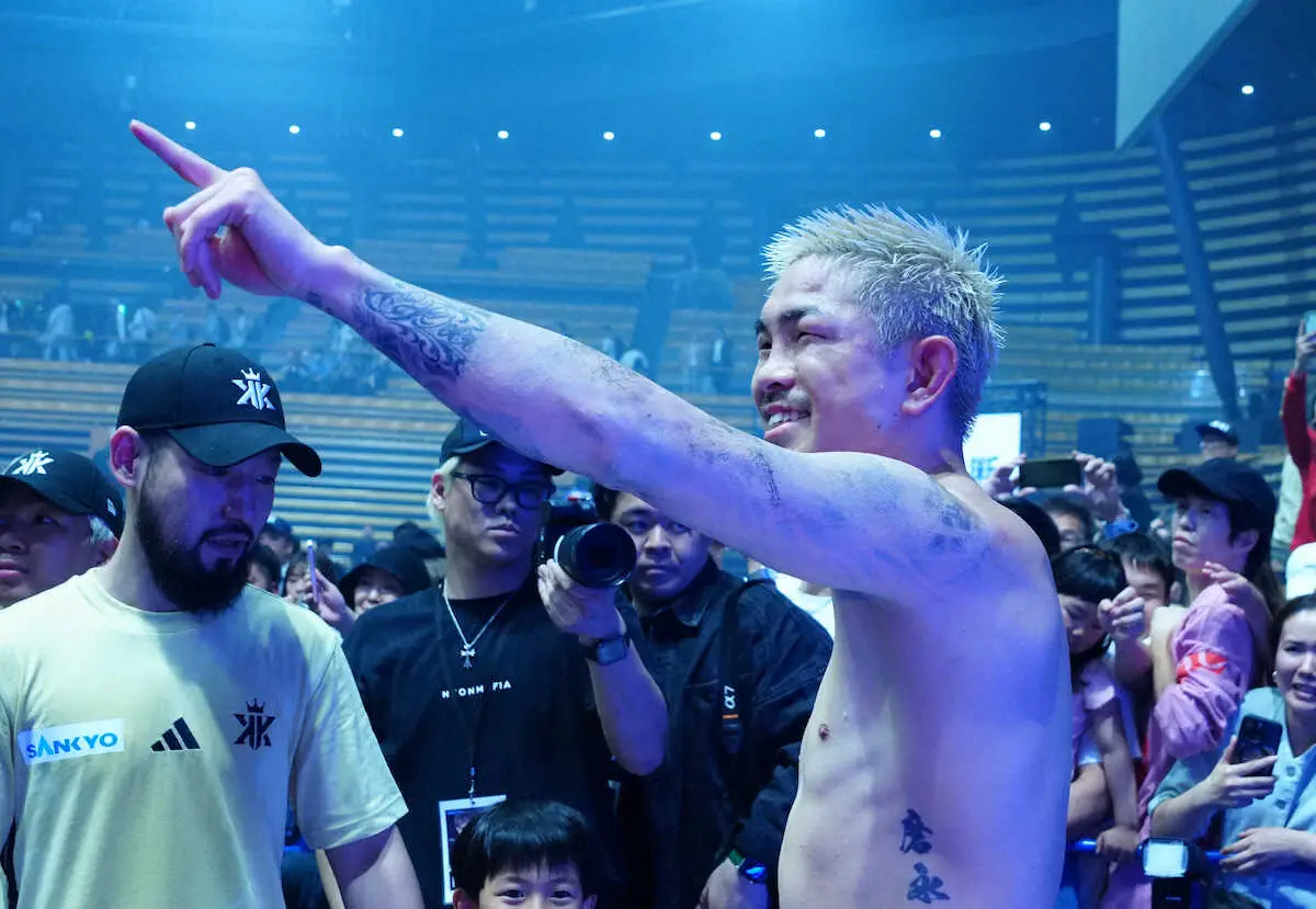 ＜WBA世界Sフライ級TM井岡・マルティネス＞声援に応える井岡（撮影・島崎忠彦）