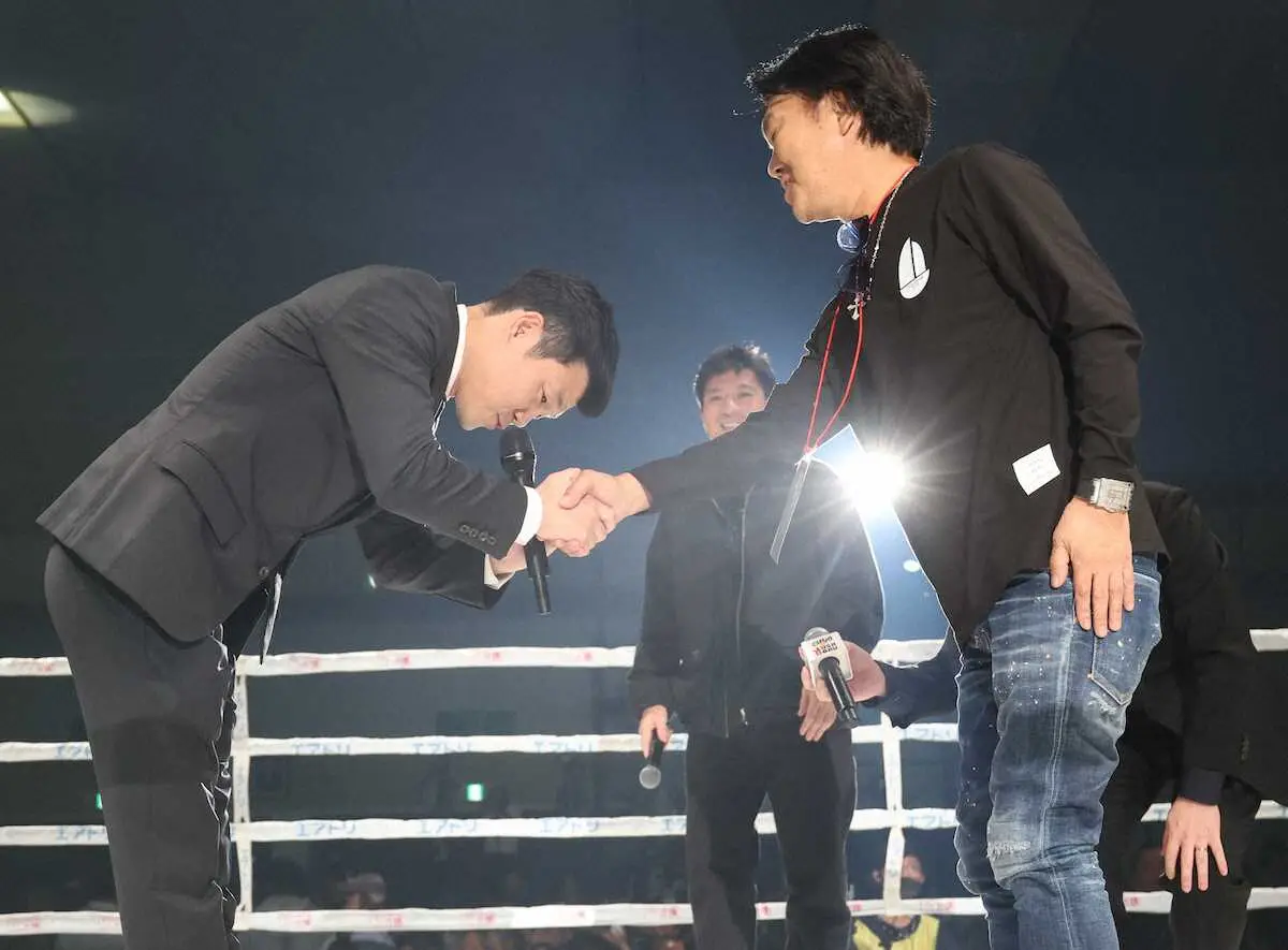 ＜アンジェロ・レオ×亀田和毅＞リング上で島田紳助氏（右）と握手をかわす亀田興毅ファウンダー（撮影・北條　貴史）
