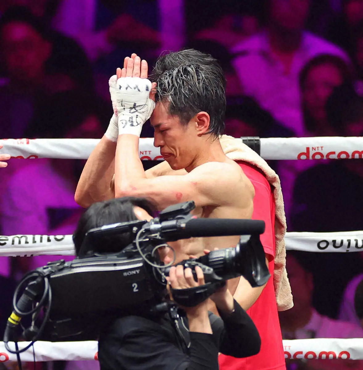 ＜IBF世界スーパーフェザー級王座決定戦　ヌニエス・力石＞試合に敗れてファンに謝罪する力石　（撮影・白鳥　佳樹）　